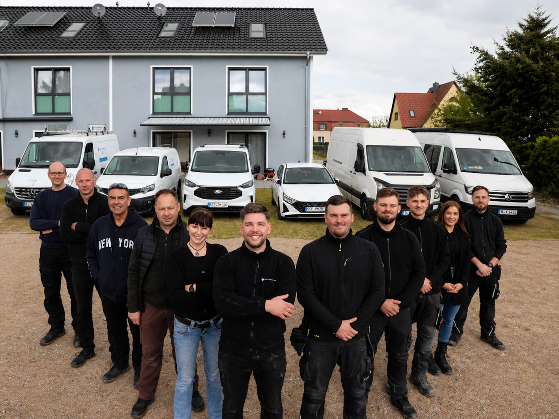 Das Team von Solare Energiesysteme Berlin-Brandenburg vor dem Firmensitz